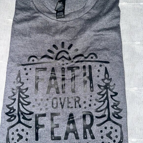 Faith Over Fear, Unisex short sleeve SMALL NWT Eternal Light Gildan T-Shirt - Picture 4 of 6